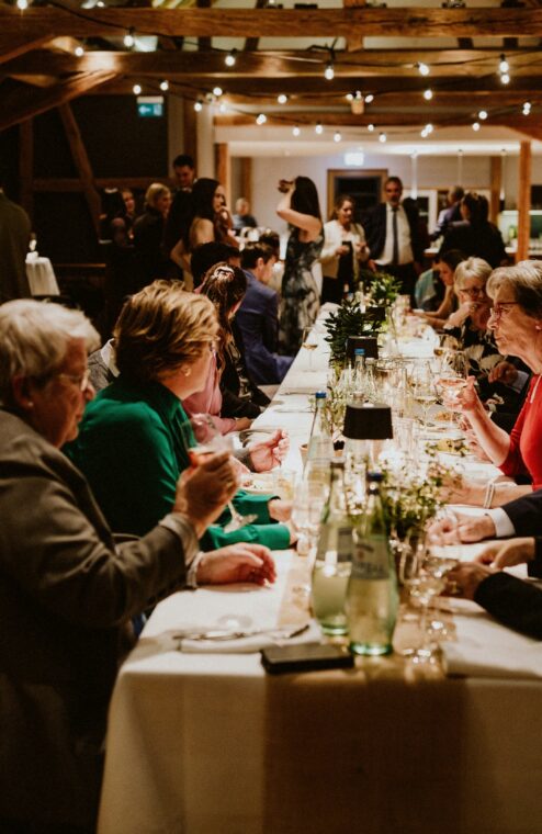 Ausgelassene Familienfeier oder Hochzeit im Kloster Engelthal